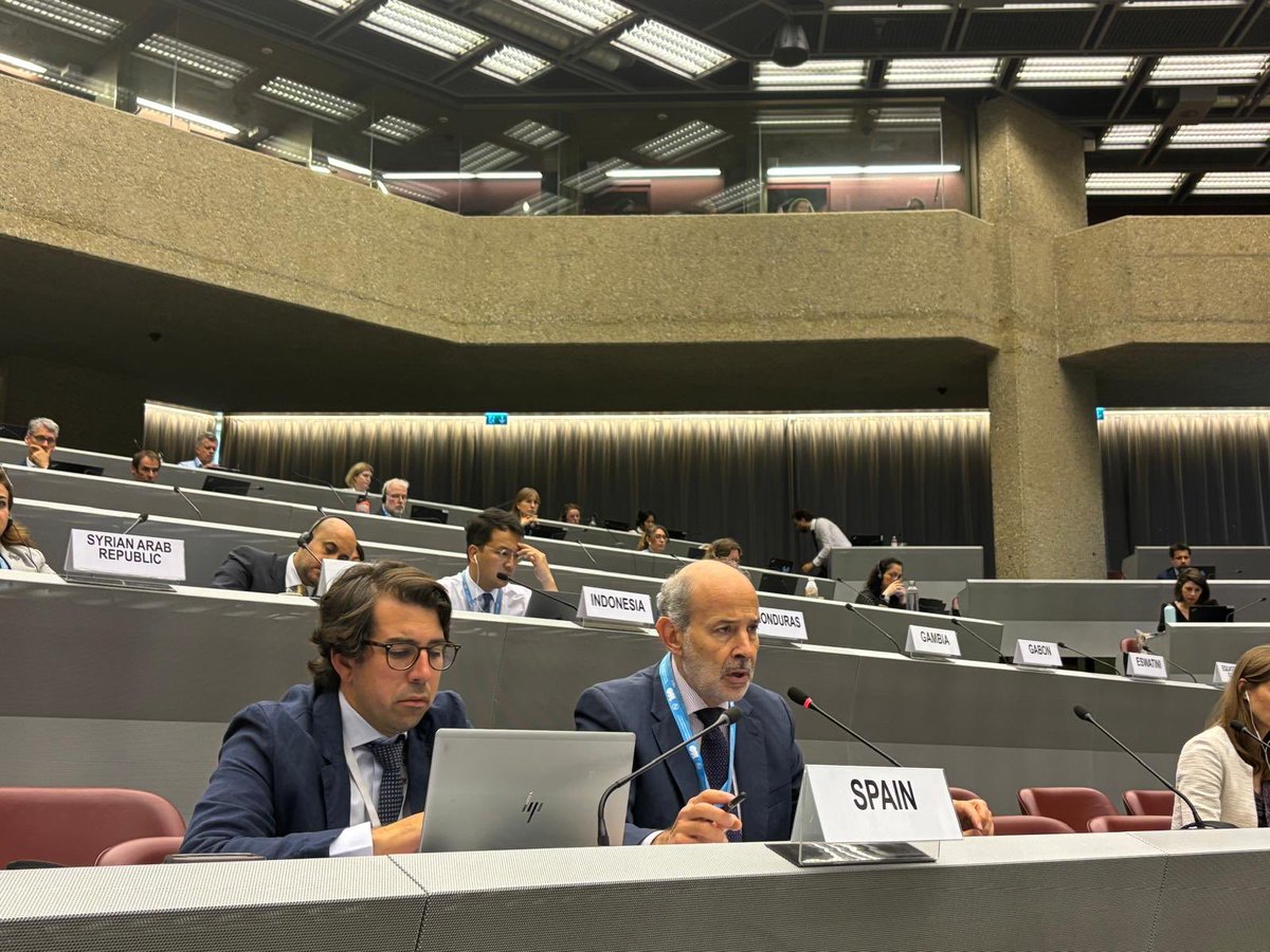 SpainUNGeneva's tweet photo. En el Comité Permanente de @Refugees, España 🇪🇸 reitera su compromiso con la protección internacional, el principio de no devolución y la solidaridad. 

Defendemos una protección inclusiva, con enfoque de género y diversidad. 

Apoyo firme al mandato del #ACNUR. https://t.co/b776loqMlv