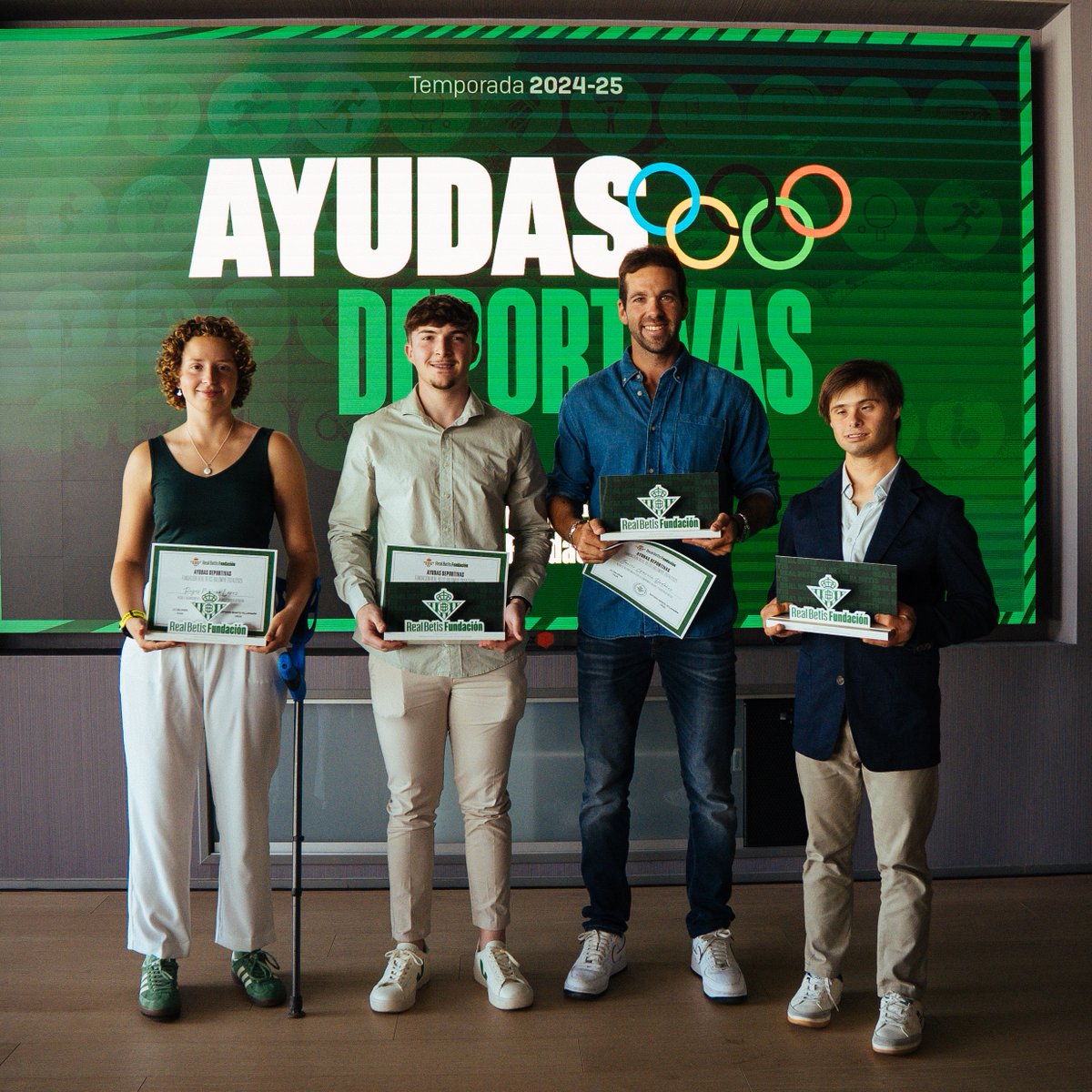 La Fundación hace entrega de la IV edición de las Ayudas Deportivas 'Fundación Real Betis Balompié' 🏅💚

Reyes Moreno, Javier García, Nicolás Castaño y Miguel Ángel Romero han sido los deportistas premiados 🔝😁

¡Enhorabuena! 🙌

➡️realbetisbalompie.es/noticias/area-…