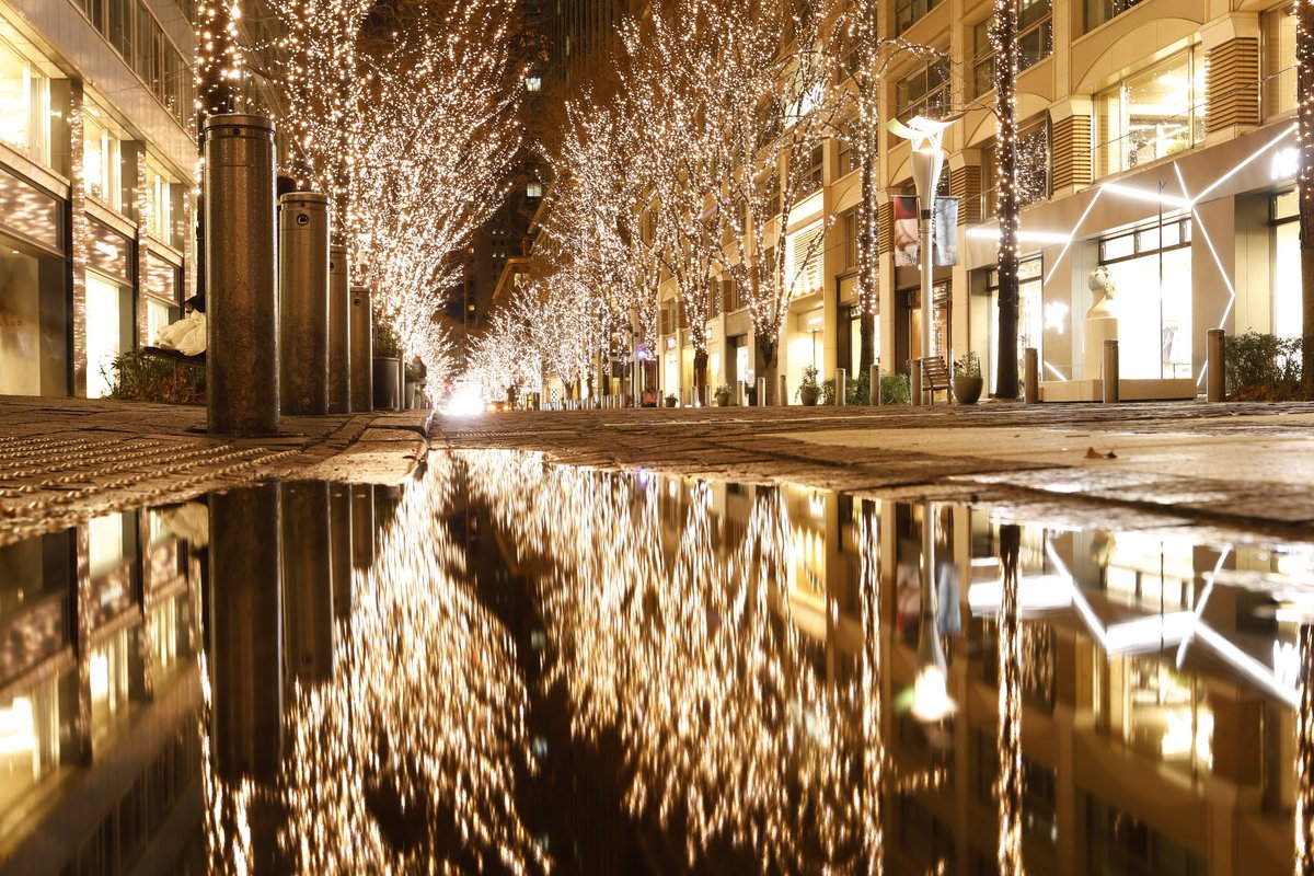 雨が作る水溜りと、そこに見える都会のリフレクションが大好きな私。
その場に居合わせた方にも教えて、一緒に撮って楽しむ時間。
雨が繋いでくれる人の環、本当に素敵です。
#晴れのちショッピング