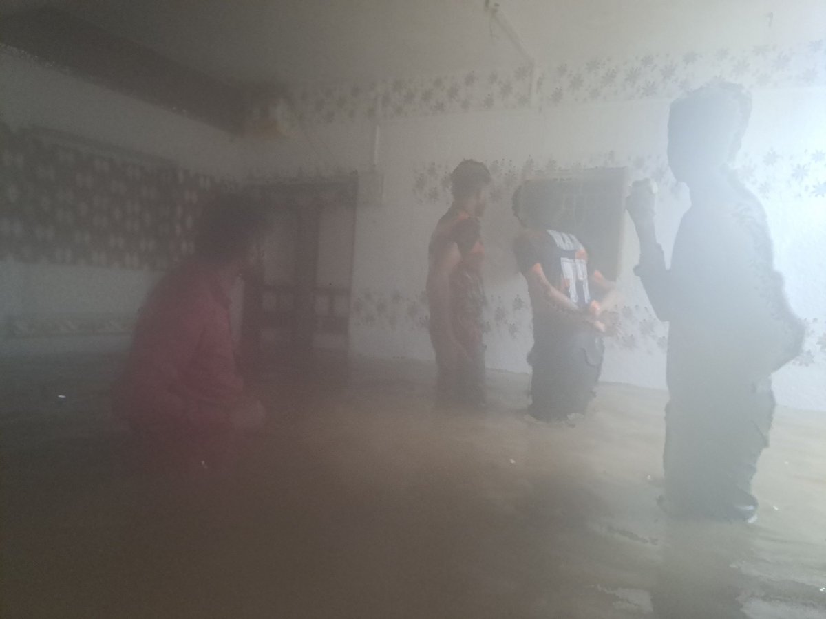 ajay_shiyal's tweet image. માન. મુખ્યમંત્રી શ્રી @Bhupendrapbjp જી રાજુલાનાં વિકટર ગામે અતિભારે વરસાદનાં કારણે લેબર ક્વાર્ટરમાં વરસાદી પાણી રહેણાંક મકાનમાં ઘુસી જતા થયેલ નુકસાની સહાય ચુકવવા તથા પુર સંરક્ષણ દિવાલ મંજૂર કરવા વિનંતી. 
@CMOGuj @revenuegujarat @InfoGujarat @ddoamreli @CollectorAmr @SdmRajula