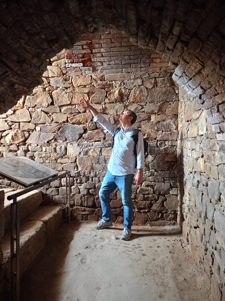 IAM_CSIC's tweet photo. 📐 ¡Continúan los trabajos del proyecto AMPH-EMERITA en el anfiteatro de Augusta Emerita!

Hoy, los colegas Antonio Pizzo y Alejandro Jiménez retoman los análisis para la individualización del diseño geométrico del edificio a la base de la ejecución del proyecto arquitectónico. https://t.co/B1pSYByQ9N