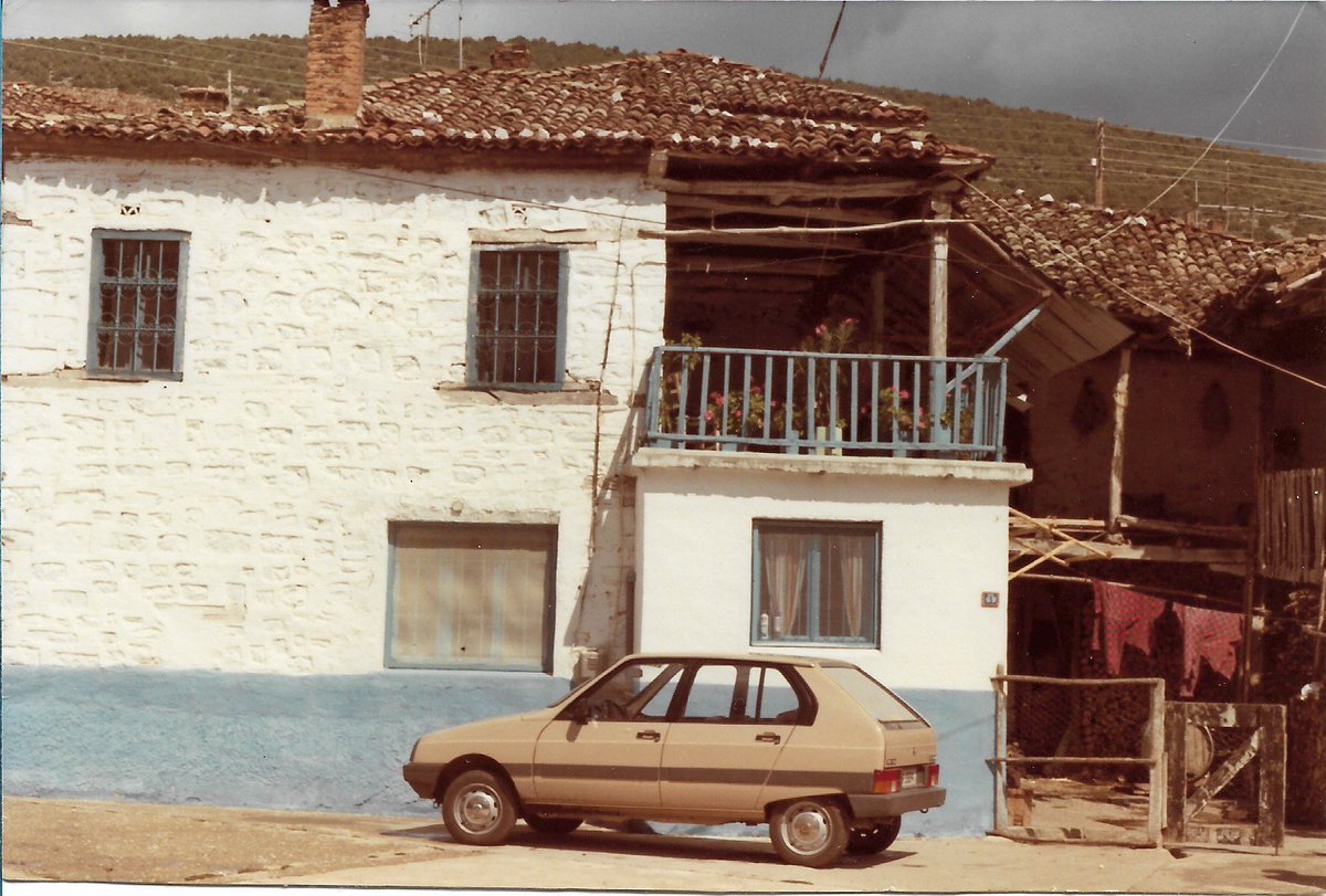 📌 Нивици, Егејска Македонија, 1986г.
1) Јас (неколкумесечно бебенце), со мајка ми (лепотицата што ме држи в раце, трудна со брат ми), пред семејната куќа на баба ми Сандра (таткова мајка), родум од Нивици, жртва на егзодусот на Македонците од Егејот;
2) 🧵