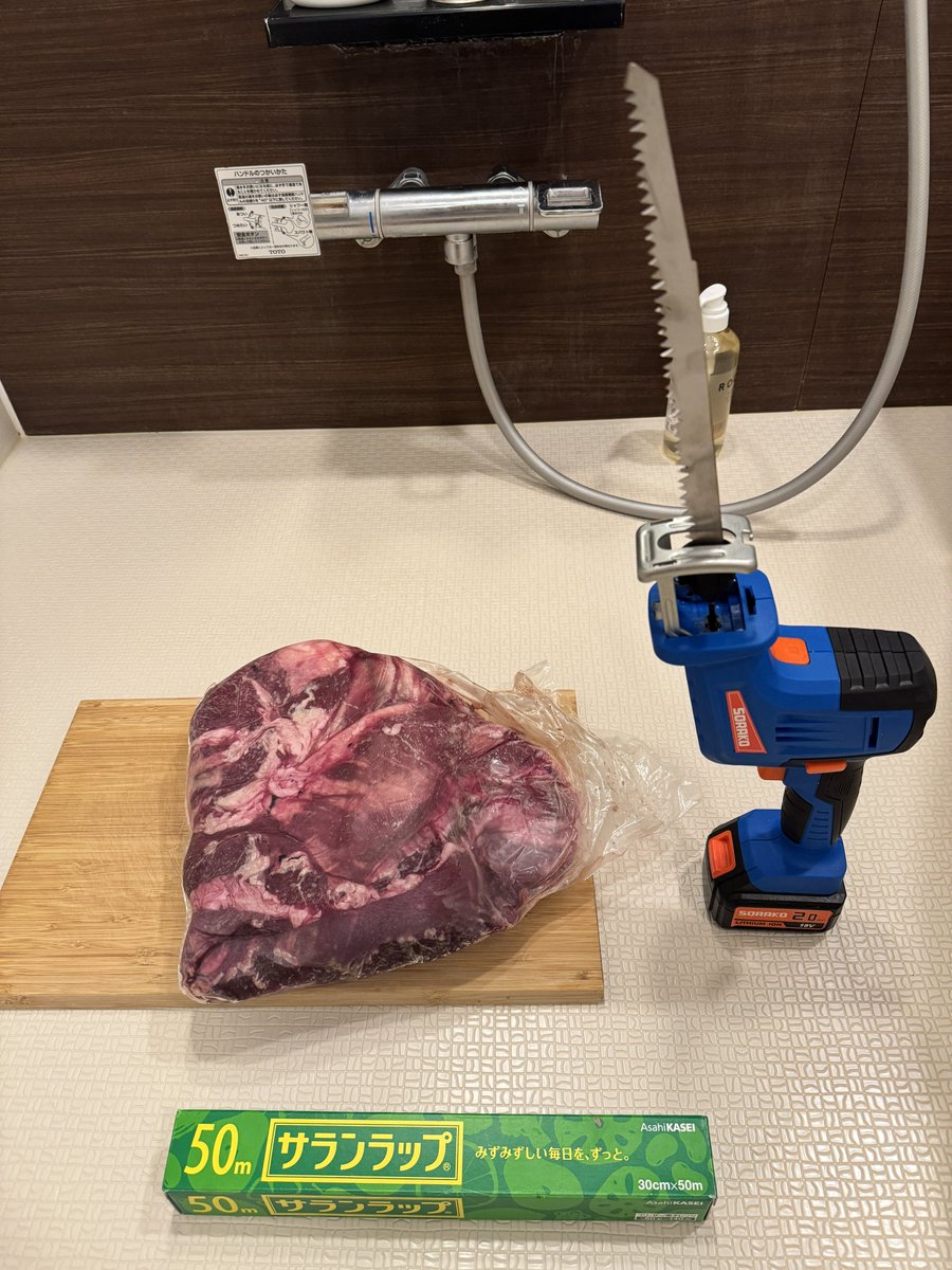 TechJourney_'s tweet photo. ネット通販で冷凍牛肉買ったら大きすぎたの��、電ノコ買って風呂場で解体しました♡ https://t.co/219JL1zg7P