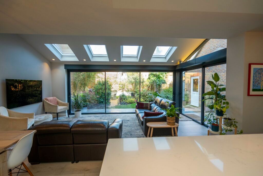 On the rear of this detached property in Wokingham, a contemporary single-storey extension features two sets of EdgeGLIDE external sliding doors, which have helped deliver ultra-sleek aesthetics. shorturl.at/4v85W