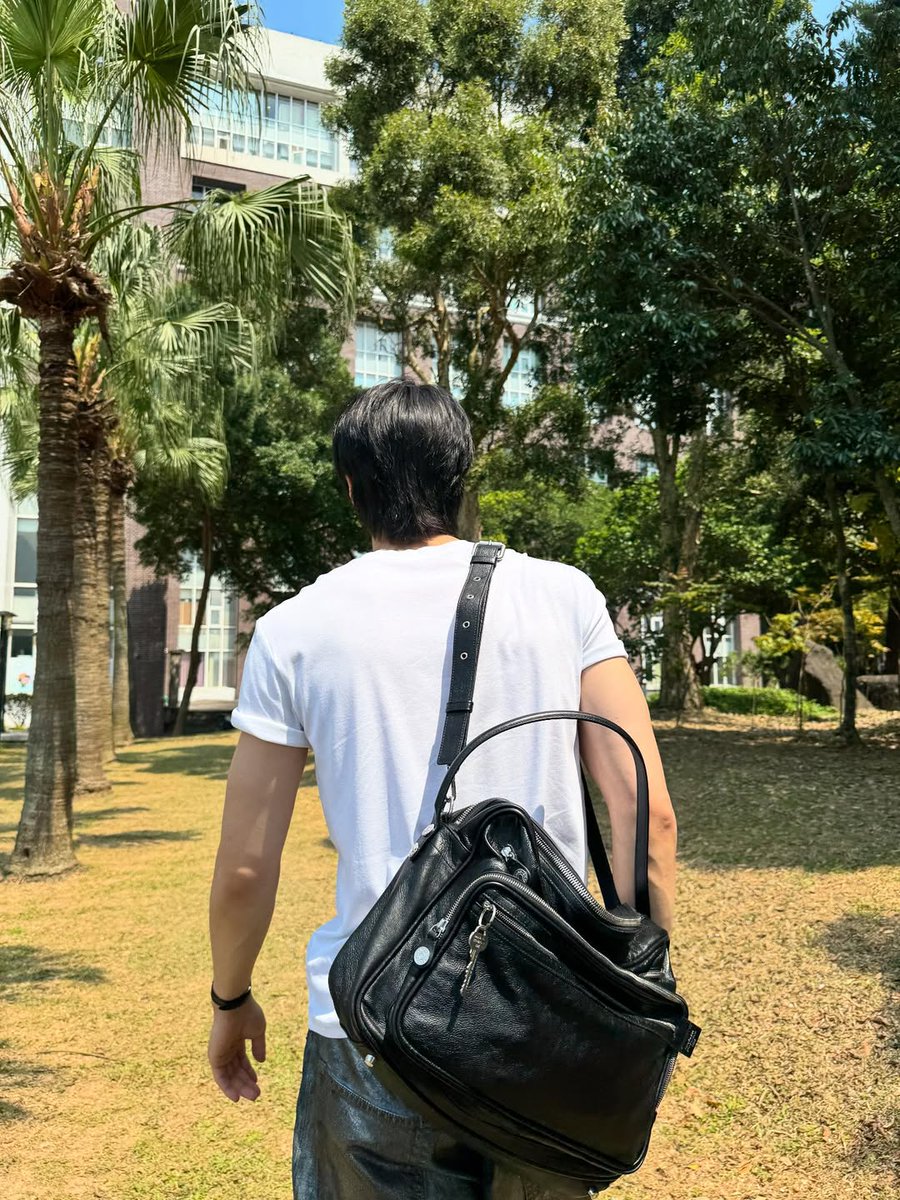 jsuhsource's tweet photo. 250617 - johnny instagram update (2/4)

"hold my camero bag"

🔗 https://t.co/DVYpo1iK38

#JOHNNY #쟈니 https://t.co/2IRZR2lDWj