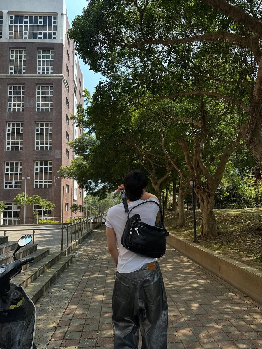 jsuhsource's tweet photo. 250617 - johnny instagram update (4/4)

"hold my camero bag"

🔗 https://t.co/DVYpo1iK38

#JOHNNY #쟈니 https://t.co/iX0YqessvF