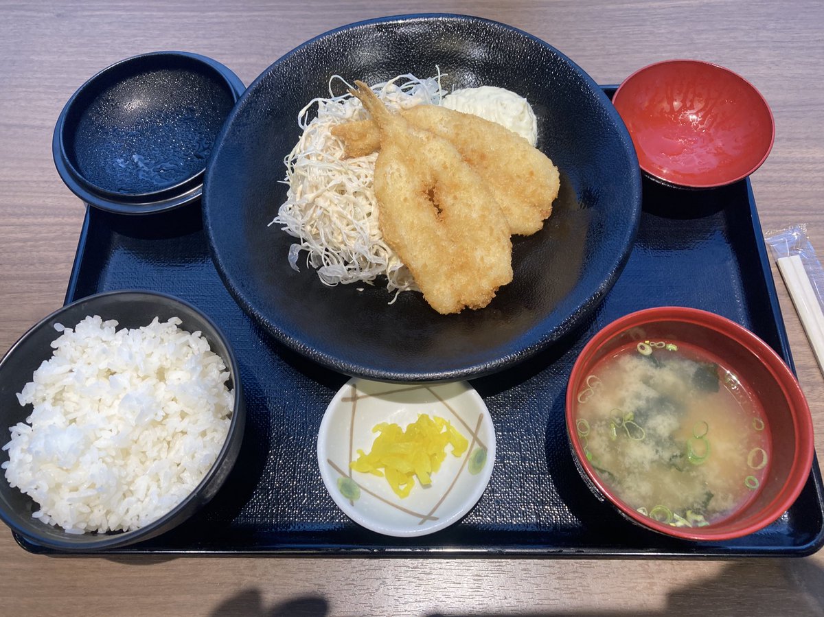 本州の端っこ、山口県壇ノ浦PA🤗
10数年前にも訪れたこの場所…とっても綺麗になっている🎶✨
前回来た時は明け方頃で、フグ入りお粥なモーニング🍚
今日は夕方やし、フグフライ定食😋🍴
ｲﾀﾀﾞｷ━(人˙꒳˙ )━ﾏｽｯ