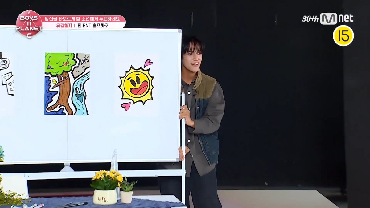 자 홍쯔하오 피알 얘기하자
일단 전시회 컨셉 너무 좋았던 점!! 자기 강점인 일러스트로 자신의 취향(노란색과 자연을 좋아해요)이랑 목표 나타낸 게 너무너무 대단해🫳🫳🫳🫳 많은 팬들이 노래실력 가장 궁금해 햇는데 love on top 으로 ㅈㄴ달콤한 곡 선사💛해주시고 시종일관 방긋방긋 웃던 아이가
