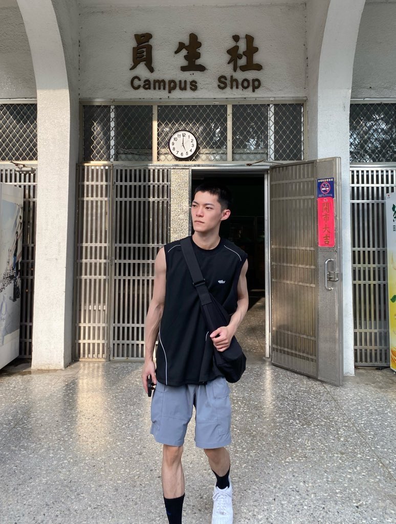 每次感冒都好容易夢遺
昨晚睡到1.半噴到驚醒整個內褲都是🥵💦