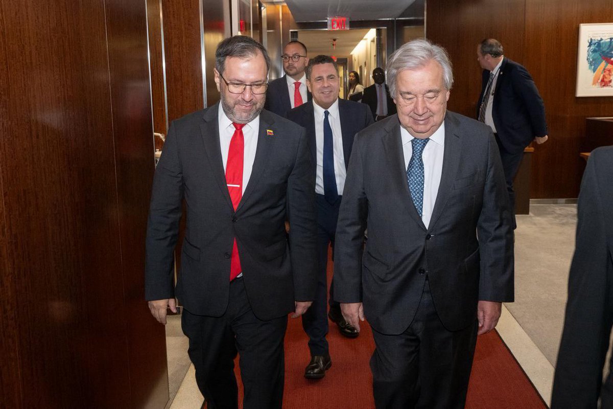 🧵1/3
FM <a href="/yvangil/">Yvan Gil</a> met with UN SG <a href="/antonioguterres/">António Guterres</a> in New York. He conveyed Pres. <a href="/NicolasMaduro/">Nicolás Maduro</a>'s message requesting that the UN System become involved &amp; act accordingly in defending the rights of Venezuelan migrants who have been kidnapped by the gov't of El Salvador &amp; are (...)
