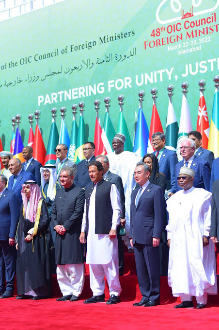 سیاسی طور پر تنہا پاکستان کی یادگار تصویر دیکھ لیں

آج جب کوئی ملک پاکستان میں سرمایہ کاری نہیں کررہا تو یہ ضمیر فروش ٹاوٹ بتا رہا ہے کہ پاکستان کامیاب ترین فارن پالیسی پر چل رہا ہے

اے ضمیر فروش ٹاوٹ کوئی فیکٹس فگرز ہی بتا دو جس سے تم اس نتیجے پر پہنچے ہو ؟
