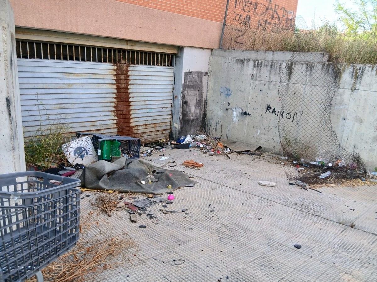 Espartales Unidos (@espartalesunido) on Twitter photo Entrada garaje comunidad EMV Espartales Sur, Leopoldo Alas Clarín 9 y 11.
💥 Lamentable: basura, suciedad y hasta ratas 🐀 en los portales.
⚠️ Recordamos que el mantenimiento de estas zonas comunes y exteriores es responsabilidad del <a href="/AytoAlcalaH/">Ayuntamiento de Alcalá de Henares</a>
#ViviendaPúblicaEspartales Entrada garaje comunidad EMV Espartales Sur, Leopoldo Alas Clarín 9 y 11.
💥 Lamentable: basura, suciedad y hasta ratas 🐀 en los portales.
⚠️ Recordamos que el mantenimiento de estas zonas comunes y exteriores es responsabilidad del <a href="/AytoAlcalaH/">Ayuntamiento de Alcalá de Henares</a>
#ViviendaPúblicaEspartales