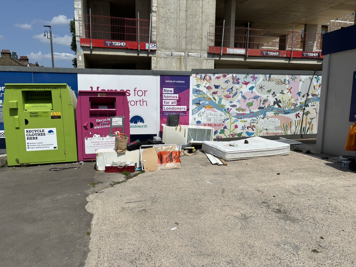 Glyn Goodwin FRSA (@artglyn) on Twitter photo Hi <a href="/WBC_Help/">WBC Customer Service</a> this is building up, worse today. #flytipping #wandle Garratt lane Barkers pharmacy Hi <a href="/WBC_Help/">WBC Customer Service</a> this is building up, worse today. #flytipping #wandle Garratt lane Barkers pharmacy