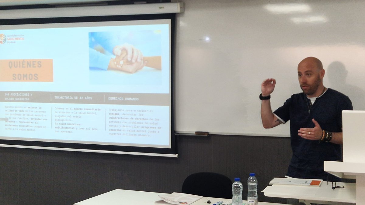 consaludmental's tweet photo. 📌 Alejandro Guillén, director de Comunicación, Orientación e Influencia Social de #SaludMentalEspaña ha impartido esta mañana una charla sobre cómo comunicar sobre #SaludMental 📰 🎙️ 📺 dirigida a  estudiantes de la @uc3m.

Y les ha presentado la guía 📚➡️https://t.co/mx3gTU9ryU https://t.co/5NcWBFYX5j