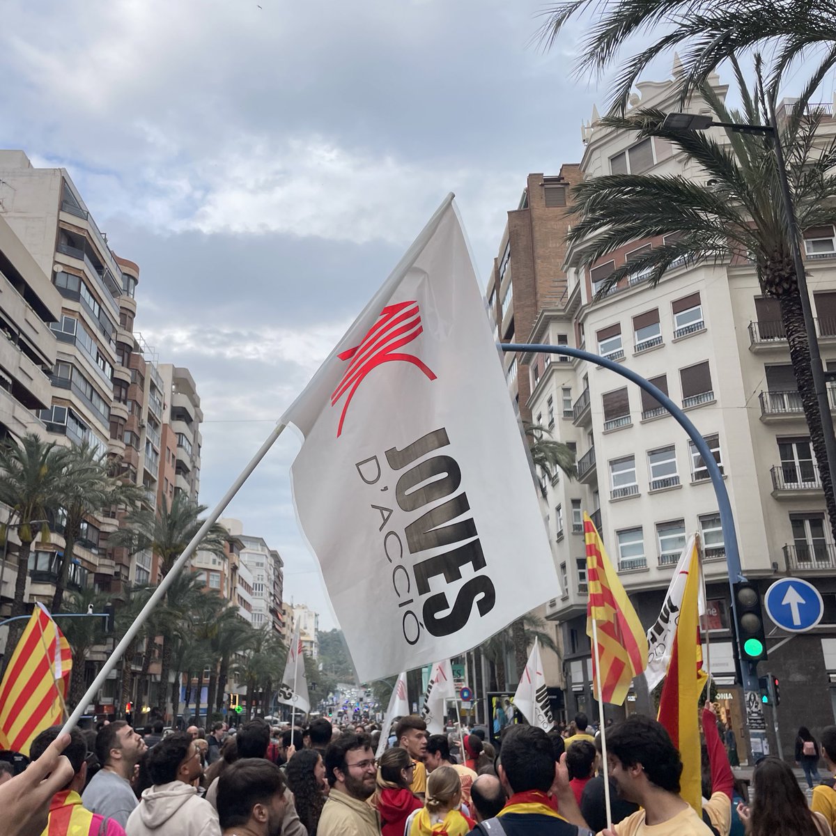 El 12 d’abril vam eixir als carrers d’Alacant per defensar la llengua. Ho vam fer perquè el 25 d’Abril no és només una data: és memòria

Ara PP-VOX volen arrancar-li el valencià per fer-la una ciutat castellana. Un altre intent d’esborrar-nos,pero som poble i resistència.✊🏼🔥
