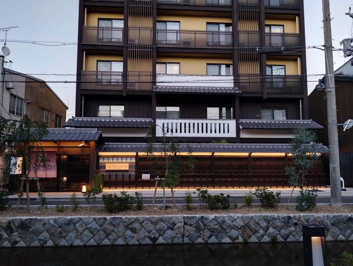 kyototb's tweet photo. 日中は真夏の暑さでしたが夕方になると暑さがずいぶんましになるので、かろうじでまだ初夏だったと思い出すことができますね（湿度は高いですが…）。この時間になるとホテル前の高瀬川では蛙の鳴き声がしています。そういえば今年は���だ蛍を見ていないのですがいるのでしょうか？ https://t.co/BYjtvS03y5