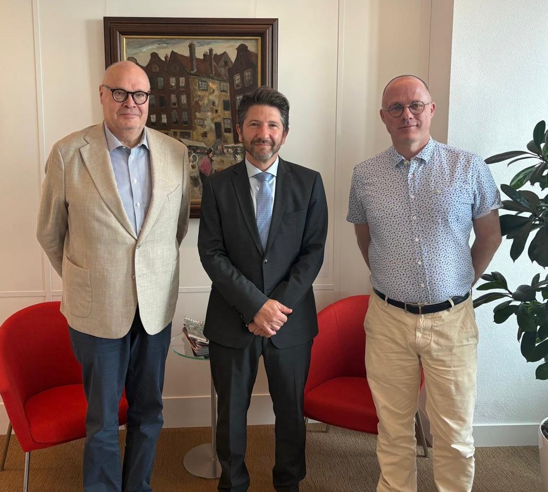 Goede ontmoeting met Alfred Edelstein en Tom Mikkers van de Joodse Wereld bij de EO. Met het werk dat zij doen dragen ze bij aan de belangrijke taak om het Joodse leven in Nederland beter zichtbaar te maken.