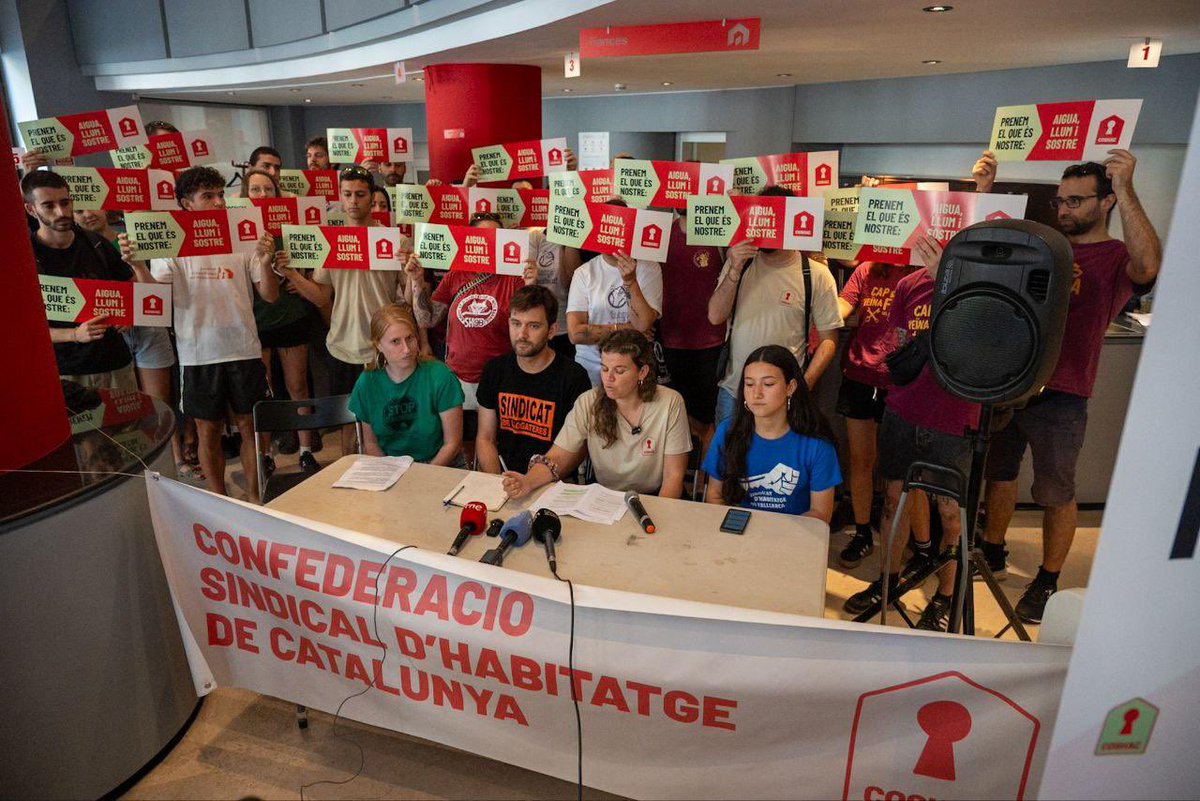 PAHCBages's tweet photo. 😍✊ Quin matí penya! Presentació de la @coshac_sindicat i dos desnonaments aturats 🟢 que tremolin rendistes i especuladors: hem vingut a guanyar! https://t.co/8F5r4LtEei