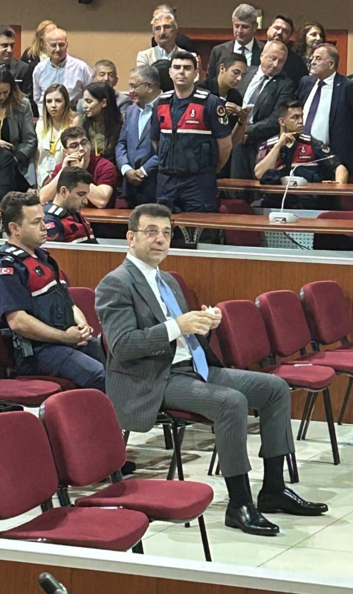 MHP İBB Gurup Başkan vekili Sn.
@orkunayhannBelediye Meclis toplantısında öyle diyor:
"Rüşveti alan ben aldım diyor CHP’liler hayır sen rüşvet almadın diyor,
Rüşveti veren ben verdim diyor CHP’liler hayır sen rüşvet vermedin diyor. "
Yatacak yeriniz toktur.