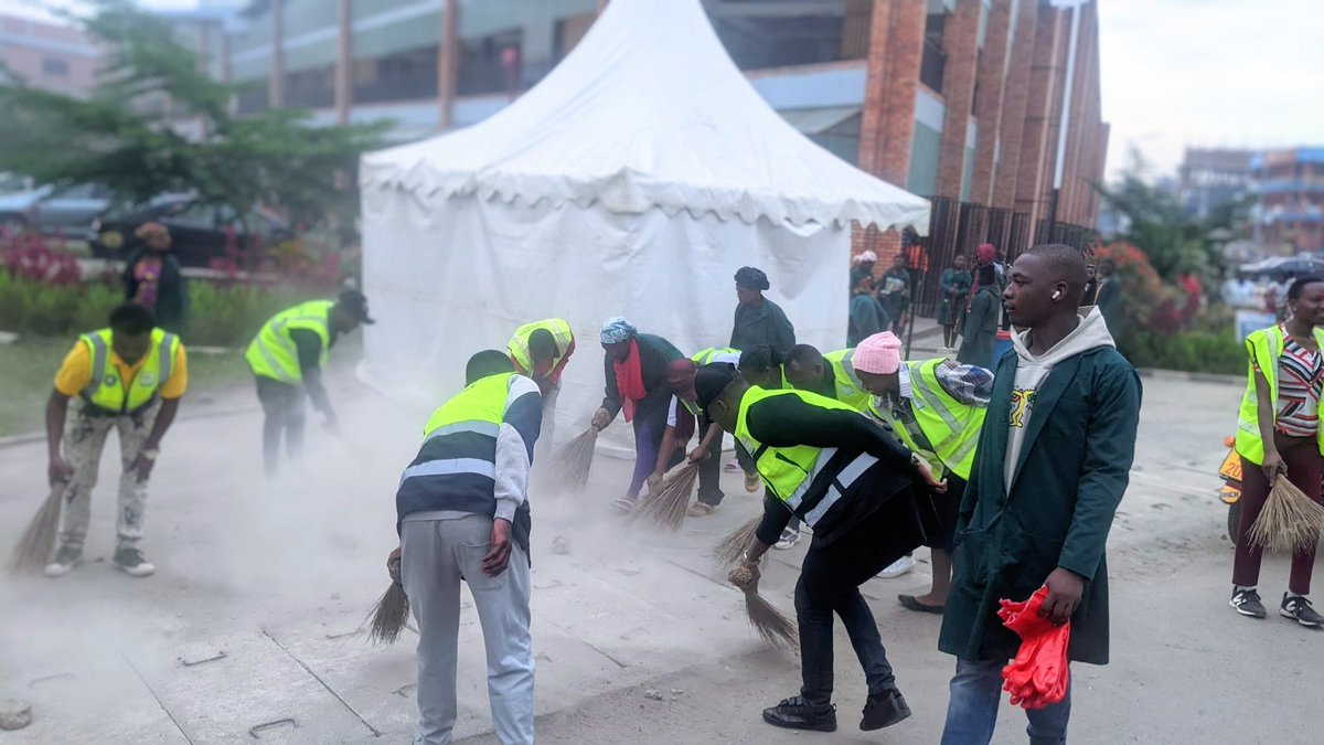 1/2 Urubyiruko Rwabakorerabushake Mu Murenge Wa #Muhoza Mu Karere ka <a href="/MusanzeDistrict/">Musanze District</a>, Twazindukiye Mugitondo cy'Isuku kiba Buri Wa Kabiri Ni igikorwa Cyabereye Mu #Kagari Ka #Mpenge Umudugudu Wa #Gikwege Twa Kubuye Tunarandura ibyatsi Kwi Isoko Ry'ibiribwa Rya Musanze #Kariyeri