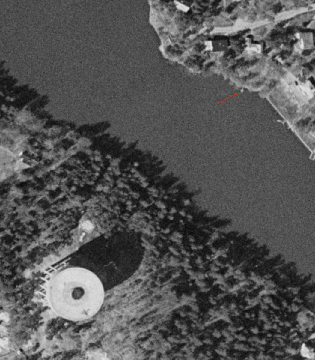 AlexGrankvist's tweet photo. @Sjobergbild Tack! Kollade lite mer på gamla flygbilder från 60-talet (källa: https://t.co/yzMnGrAls1) och jag tror mig hittat bryggan hon sitter på i första bilden. Om man kollar lite ovanför den så kan man svagt se konturerna av sjöbodens tak. https://t.co/ElAsPQwQrb