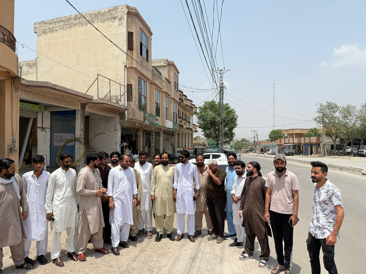 انصاف یوتھ ونگ اسلام آباد ریجن کی نومنتخب کابینہ مرکزی نائب صدر چودھری  ذولقرنین اور مرکزی ڈپٹی جنرل سیکٹری جنید عارف عباسی کے ہمراء نو منتخب صدر اسلام آباد ریجن سید مراد بخاری جنرل سیکرٹری عاصم ستی اڈیالہ جیل کے باہر اپنے لیڈر عمران خان سے اظہارِ یکجہتی کے لیئے موجود
