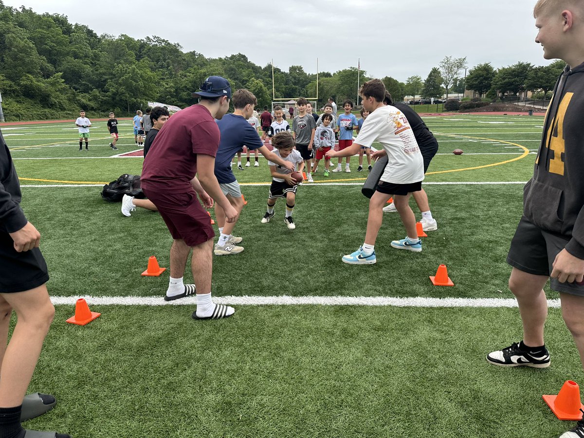We had a great 2nd day of our Free Youth Mini Clinic. Over 100 kids registered 💪🏽Excited to see what the future holds for these young Huskies! #HuskyCountry