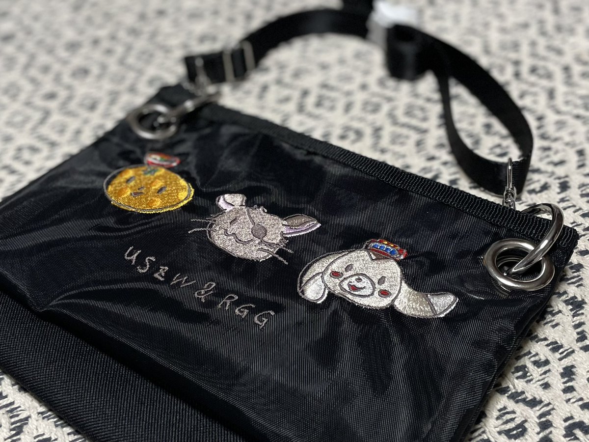 今日これ届いたんですけど桐生さんの誕生日に合わせた？おめでとう桐生さん🐉🎂とにかく可愛いサコッシュです。ヘビロテするよ。