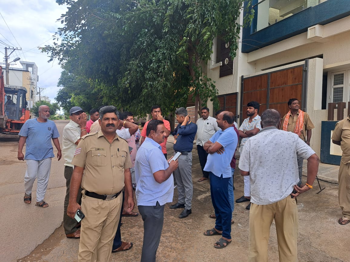 ಈ ದಿನ ನೆಲಮಂಗಲ ನಗರಸಭೆ ವತಿಯಿಂದ ವಾಜರಹಳ್ಳಿಯ ಮಾರುತಿ ಲೇಔಟ್ ನಲ್ಲಿ ರಸ್ತೆ ತೆರವು ಸಲುವಾಗಿ ಠಾಣೆಯಿಂದ ಸೂಕ್ತ ಬಂದೋಬಸ್ತ್ ಏರ್ಪಡಿಸಲಾಗಿರುತ್ತದೆ.