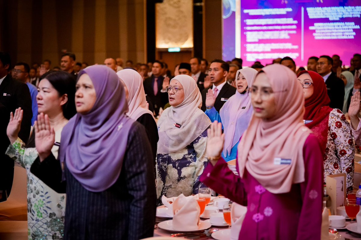 Alhamdulillah, petang ini saya berkesempatan meluangkan masa bersama warga Agensi Antidadah Kebangsaan (AADK) sempena Majlis Anugerah Perkhidmatan Cemerlang 2024 &amp; Persaraan AADK.

Tahniah saya ucapkan kepada semua penerima Anugerah Perkhidmatan Cemerlang atas dedikasi dan