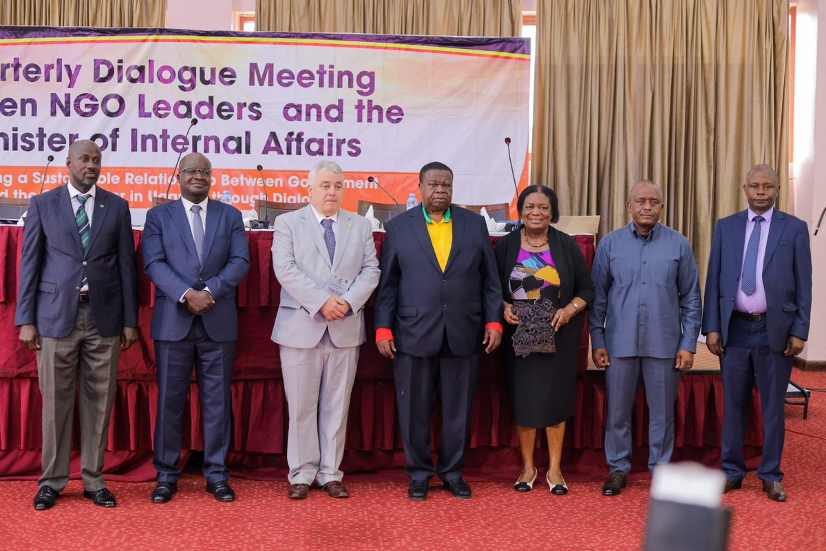 NCHRD_UG's tweet photo. 🙌Our ED @BRKirenga presented the issues paper on behalf of #CSOs during the quarterly dialogue meeting between Ministry of Internal Affairs, & @GovUganda #MDAs & Leaders of #CSOs.
The five( 5) critical issues he raised include:
1. Accreditation process & undermining of #CSO.
2. State mistrust & politicization of #CSO work.
3. Violence, arbitrary arrests and intimidations.
4. Restrictions on #CSO Coalition for election observation.
5. Unheaded calls for electoral reforms.
#TogetherWeDefend