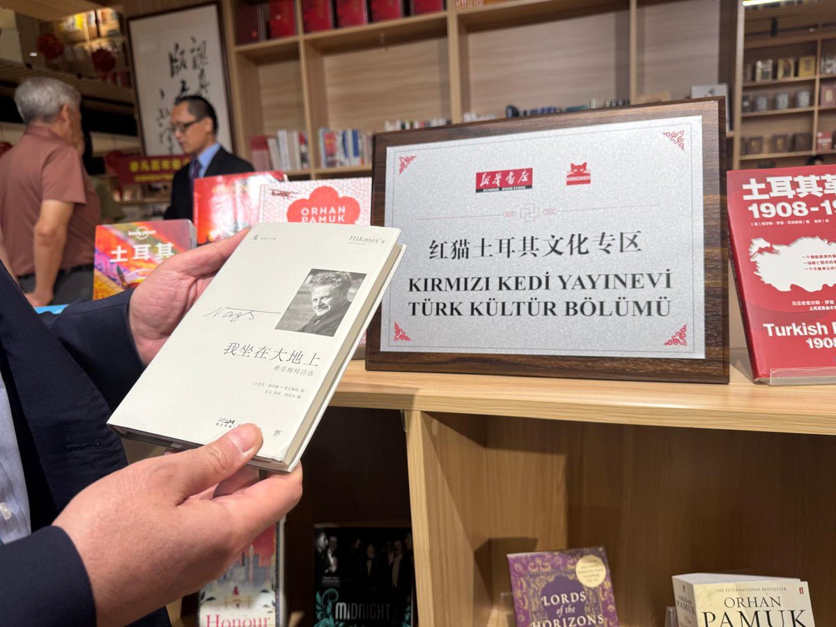 Kırmızı Kedi Pekin'de... Çin'in en büyük kitapevi zinciri Xinhua'nın Chaoyang'daki mağazasında Kırmızı Kedi Türk Kültür Bölümü açıldı. Bu önemli bir işbirliğinin ilk adımı. Kırmızı Kedi'nin raflarında Çinli okurları "Yarısı buradaysa kalbimin yarısı Çin'dedir" diyen Nazım Hikmet