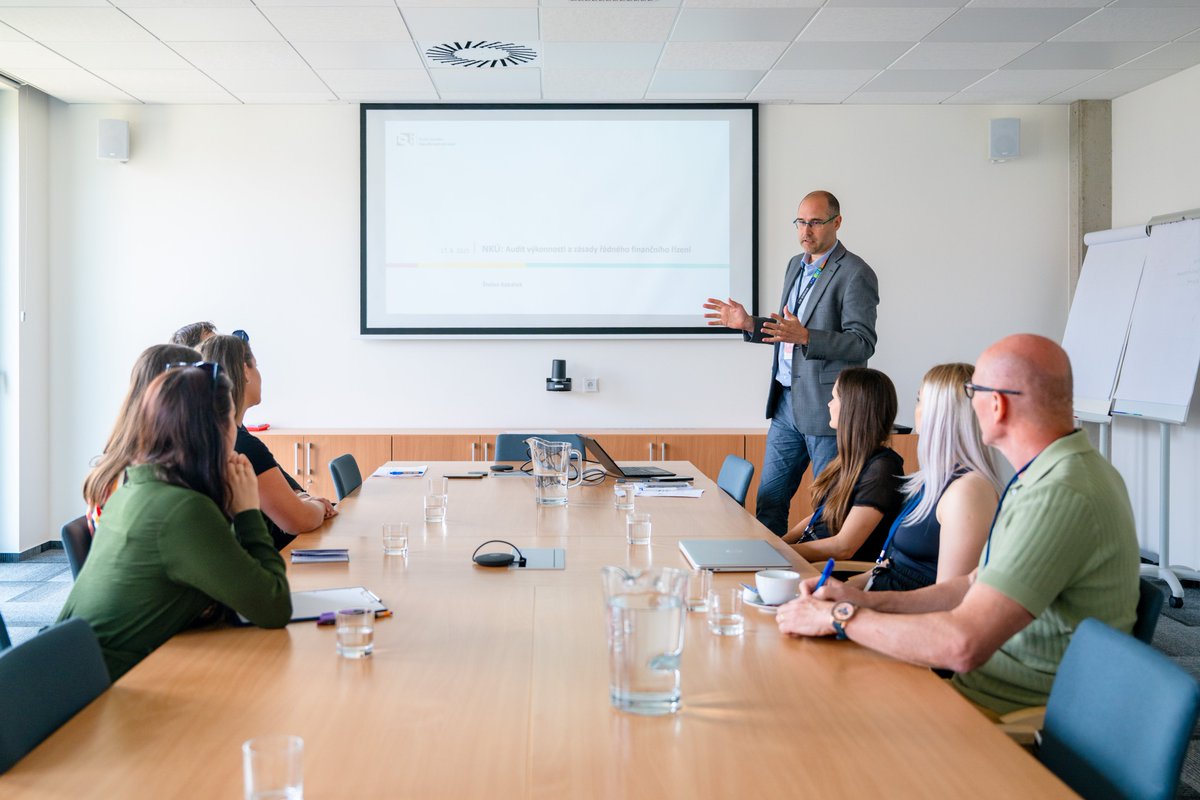 Studentky <a href="/uniobranybrno/">Univerzita obrany</a> se dnes zúčastnily odborného semináře na NKÚ. 
Štefan Kabátek a Lukáš Topinka se podělili o poznatky z našich kontrol a věnovali se i zásadám finančního řízení.
Studentky brzy nastoupí do práce, kde snad uplatní i vědomosti nabyté na semináři.