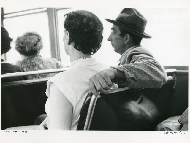"Entonces te das cuenta que no es quien te mueve el piso, sino quien te centra. No es quien te roba el corazón, sino quién te hace sentir que lo tienes de vuelta".
Mario Benedetti
📷Robert Frank