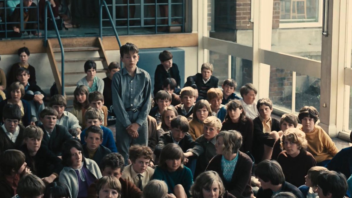 Hoy Ken Loach y su hermosa película:  KES (1969) Uno de los más duros y bellos testimonios sobre la incomprensión, la educación, la motivación, a partir de la relación entre un niño y un animal en el que proyecta su potencial cuando el entorno le falla. Grandioso David Bradley.