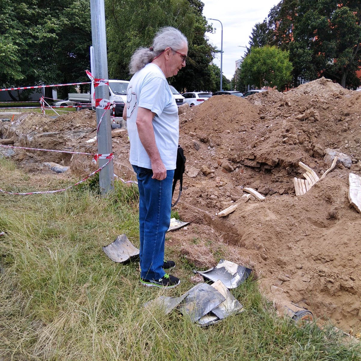 any54's tweet image. Dexa vizsgálat után meglátogattuk a keményen dolgozókat, akik a csöveket cserélik ki, hogy ne legyenek rozsdásak a csövek, és ne is törjenek el, és majd újra legyen meleg vizünk. Durva meló.