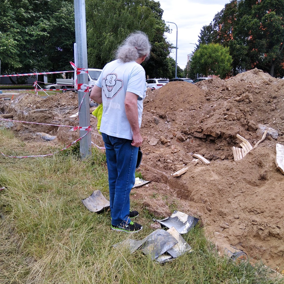 any54's tweet image. Dexa vizsgálat után meglátogattuk a keményen dolgozókat, akik a csöveket cserélik ki, hogy ne legyenek rozsdásak a csövek, és ne is törjenek el, és majd újra legyen meleg vizünk. Durva meló.