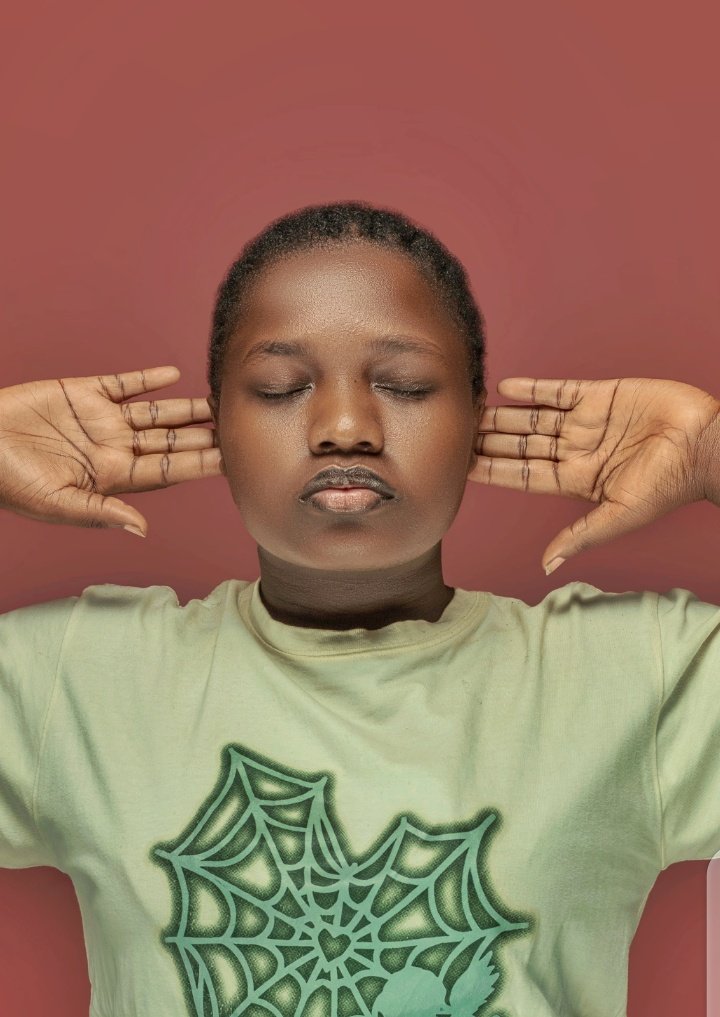 kongai_pauline's tweet image. My man:  Look into my eyes I wanna say something...

Me: