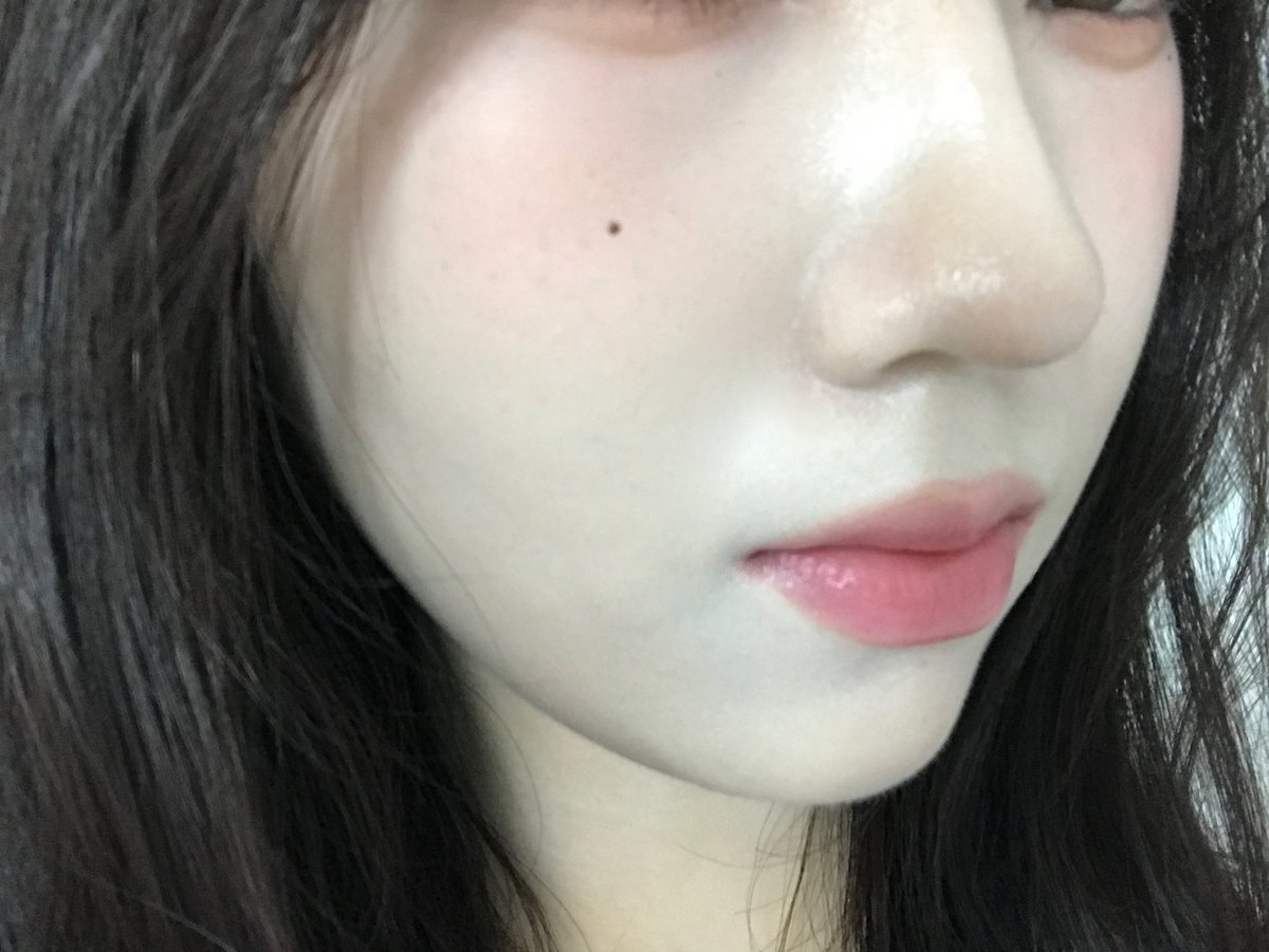 이번에 새로 산 쿠션 너무 맘에 들긔윤..
오전에 메이크업 하고 늦은 저녁까지 수정 입 주변 빼고 하나도 안 했는데 무너짐도 굿
피부보정0인데 색감도 넘 맘에들어서 이 쿠션으로 정착 !!!!!!