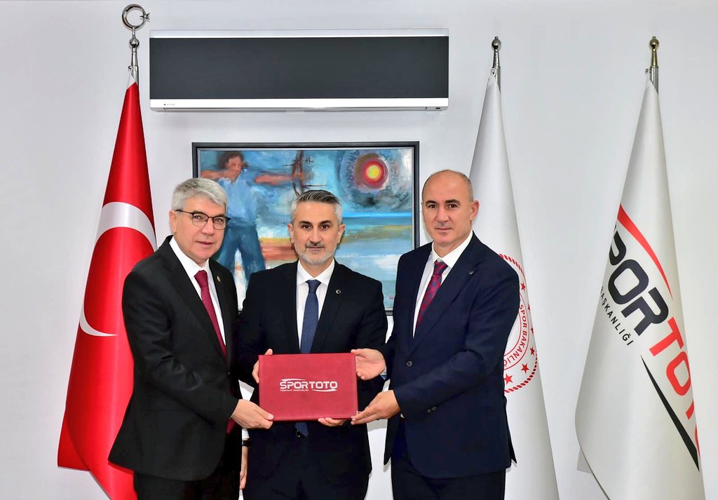 🏟️ Osmaniye’ye Yeni Stadyum Müjdesi!

6.500 kişilik yeni stadyumun protokolü Ankara’da imzalandı.

📍 Protokolde AK Parti Osmaniye Milletvekili @seydigulsoy ve Spor Toto Başkanı Mehmet Ata Öztürk yer aldı.

👏 Şehrimize hayırlı olsun!
#Osmaniye #YeniStadyum #GSB