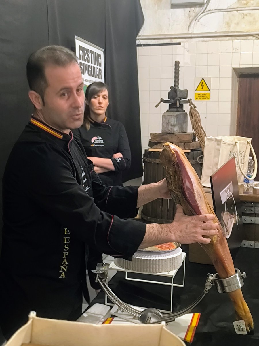 🎯Jornada de Corte de Jamón y Sabores del Territorio Nordeste.
🍖 Formación top con Pablo Martínez (Campeón de España 2017).
🔥 Productos locales: salsas, mieles, mermeladas, galletas artesanas y vinos de la Bodega Conde de Montornés.
🙌 Tradición + innovación 👉 #MurciaRural
