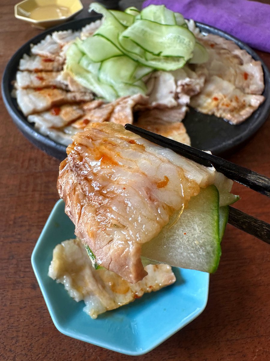syunkon0507's tweet photo. 夏バテしそうな季節にぴったりのレシピ置いときます。

めっちゃ簡単、ほぼ茹でるだけやのにまるで自分が料理上手に思える雲白肉(ウンパイロー)

きゅうりは別皿にどっさり用意して一緒にモリモリシャクシャク食べるのがオススメ。ちょっとピリ辛のタレもめちゃくちゃ美味しいです！

レシピ↓ https://t.co/1PiSmItla2
