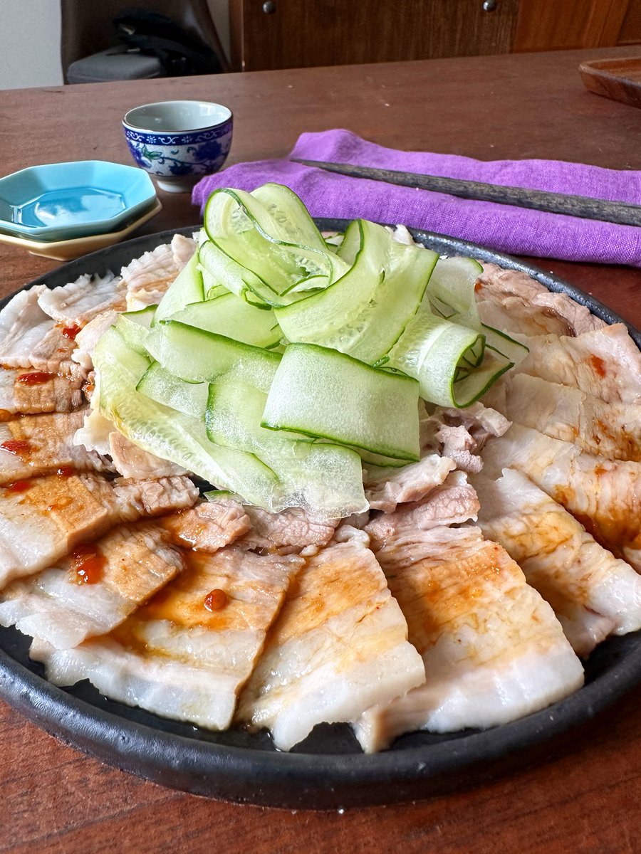 syunkon0507's tweet photo. 夏バテしそうな季節にぴったりのレシピ置いときます。

めっちゃ簡単、ほぼ茹でるだけやのにまるで自分が料理上手に思える雲白肉(ウンパイロー)

きゅうりは別皿にどっさり用意して一緒にモリモリシャクシャク食べるのがオススメ。ちょっとピリ辛のタレもめちゃくちゃ美味しいです！

レシピ↓ https://t.co/1PiSmItla2