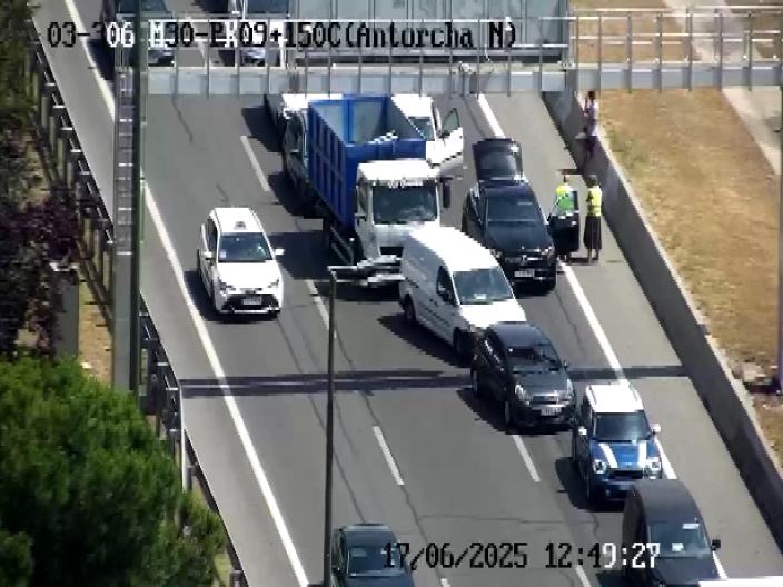 ⚠️Se ha producido un accidente en #M30, en la zona de avenida   Mediterráneo. Ha sido 🚧 cortado el carril izquierdo de la calzada  interior lateral (sentido A-4). Empeoran las retenciones en hora punta. <a href="/MadridCalle30/">Madrid Calle30</a>