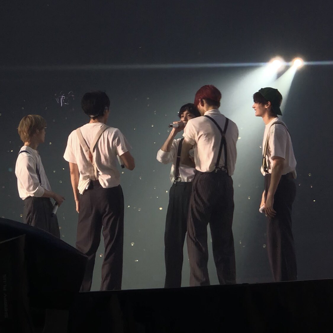 요즘 폰 말고 옛날 폰 아이폰 x로 찍은 시야랄까..
보넥도 기준 4구역인 것 같고 나 300번대였는데
2열까지 가서 봤다