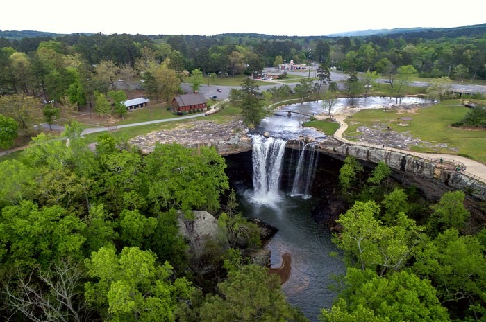 anywhereedoor's tweet photo. Where waterfalls meet wild trails 🌿💧
📍Noccalula Falls, Alabama
#NoccalulaFalls #AlabamaNature #WaterfallChasing #HiddenGemsUSA #NatureGetaway #ExploreAlabama #BlackCreekTrails #HikingAdventures #SouthernScenery #WildernessRetreat https://t.co/Q4VFYRckog
