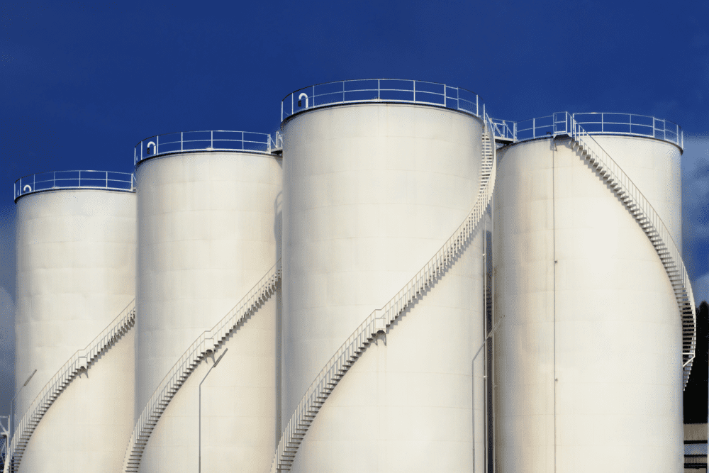 Nigeria's #Dangote #oil #refinery launches fuel distribution service to curb prices

▪️Dangote to manage own diesel, gasoline logistics from mid-August
▪️Aims to deflate fuel prices, reach rural areas, boost affordability
▪️Refiner to invest in 4,000 CNG-powered tankers to