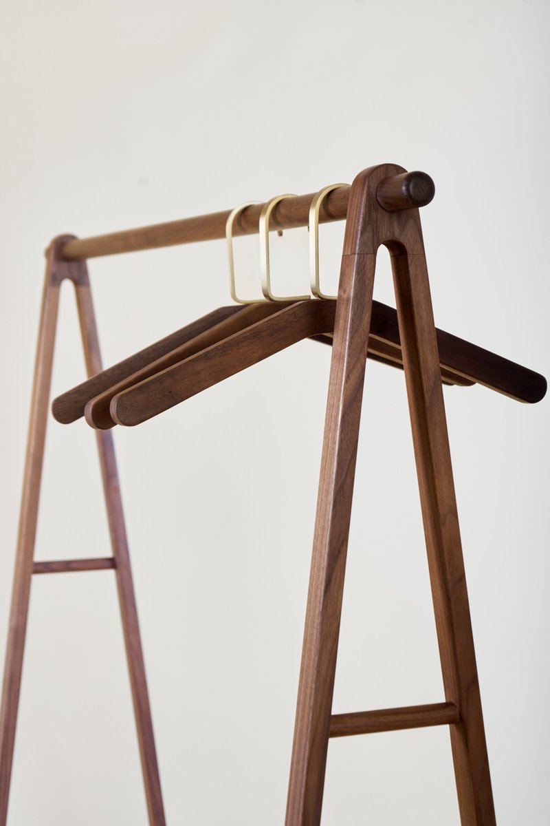 luxuncraft's tweet photo. Walnut Clothes Rack
#vintagehome #homeinspiration #furniturelove #homedesign #homeinspo #midcenturymodern #interiordecor #bedroomdecor #christmasgifts #christmasdecor #instahome #interiordesign #blackwalnut #woodcraftsmanship #custommade #wholesale #walnutwoodsupplier https://t.co/ItFTZ5ZjOL