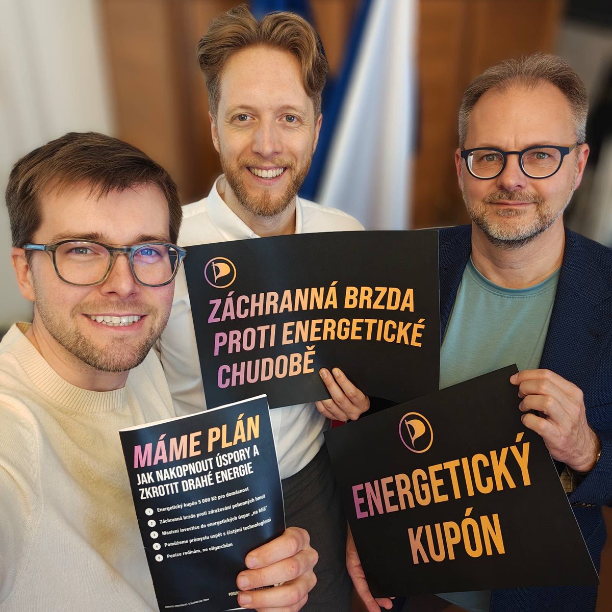 O rozšíření povolenek na CO2 v Unii je dávno rozhodnuto. ❓Otázky ❓ pro Česko: Jak chránit lidi před růstem cen energiií? A co s vybranými penězmi?Máme plán:💛💚

1) Energetický kupón - 1/2 peněz vybraných z povolenek vrátíme lidem - všem stejnou částku na hlavu. Většina