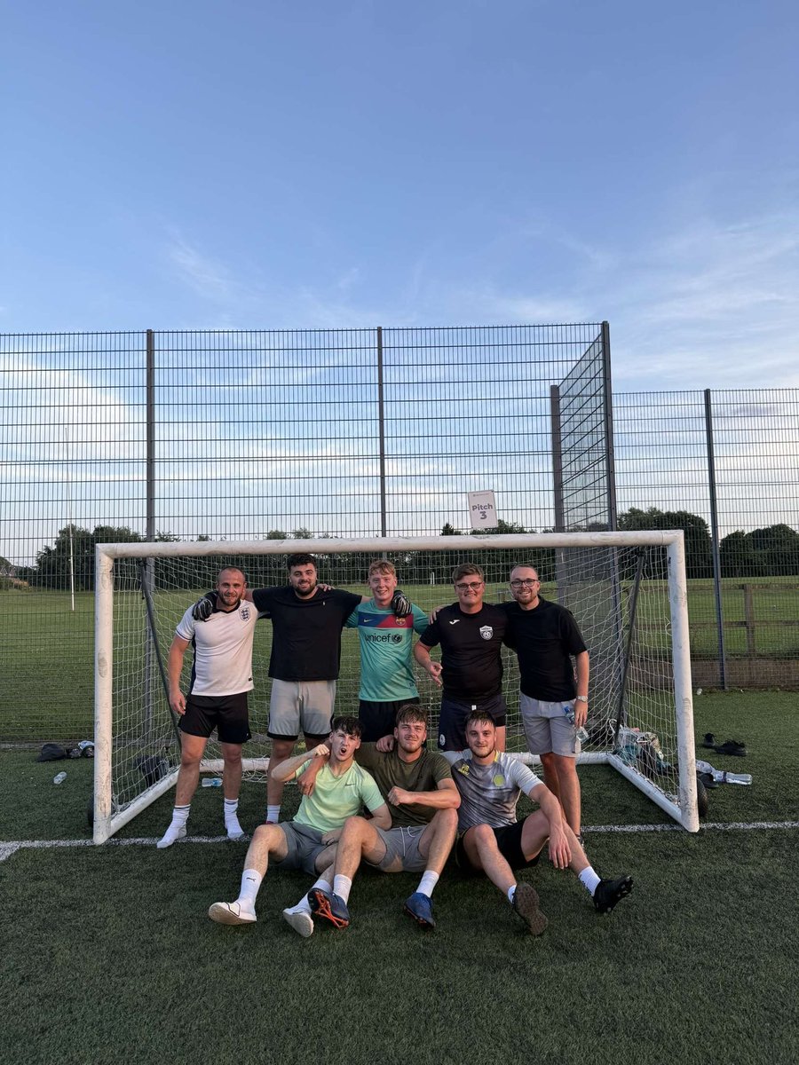 Codsall 5 a side div 2 champs 🏆

5-2 win to wrap the season up, now onto the big boys in the prem 👀😂